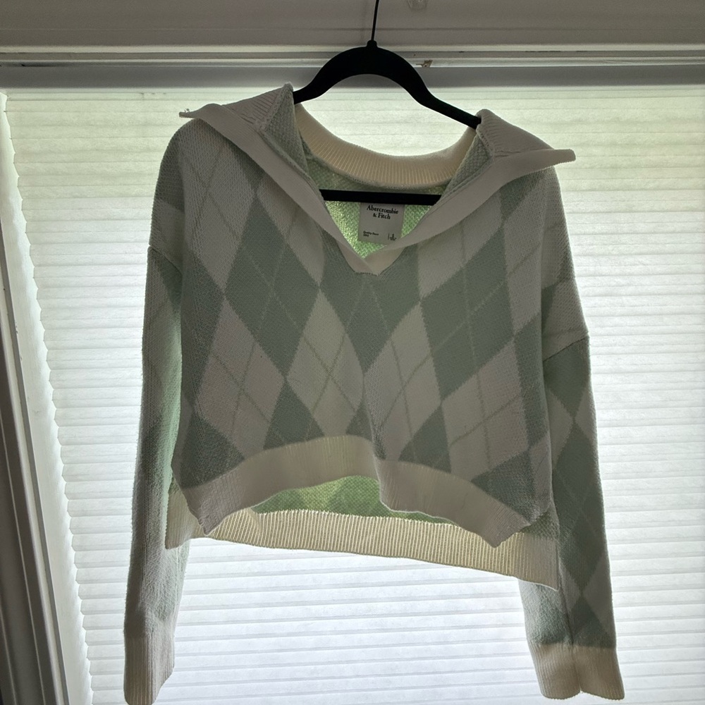 Abercrombie & Fitch V-Neck Sweater in Green and White with Geometric Design